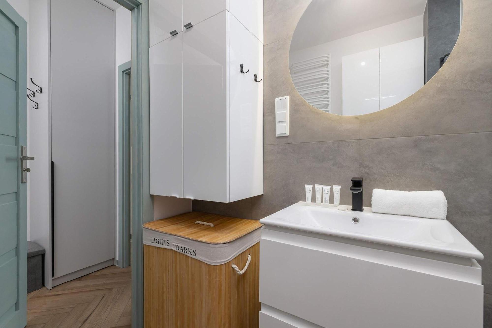 Apartment Nowoczesny W Krakowie Z Klimatyzowanym Salonem Dwa Miejsca Postojowe By Renters *
